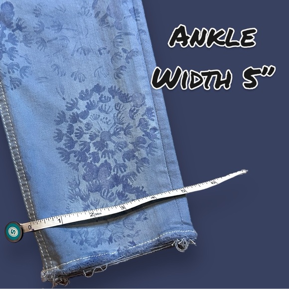 🎉HP🎉 Originally NWTWhite Skinny Capri NOW Cyanotype Floral Style Blue. Size 27 - Picture 9 of 13
